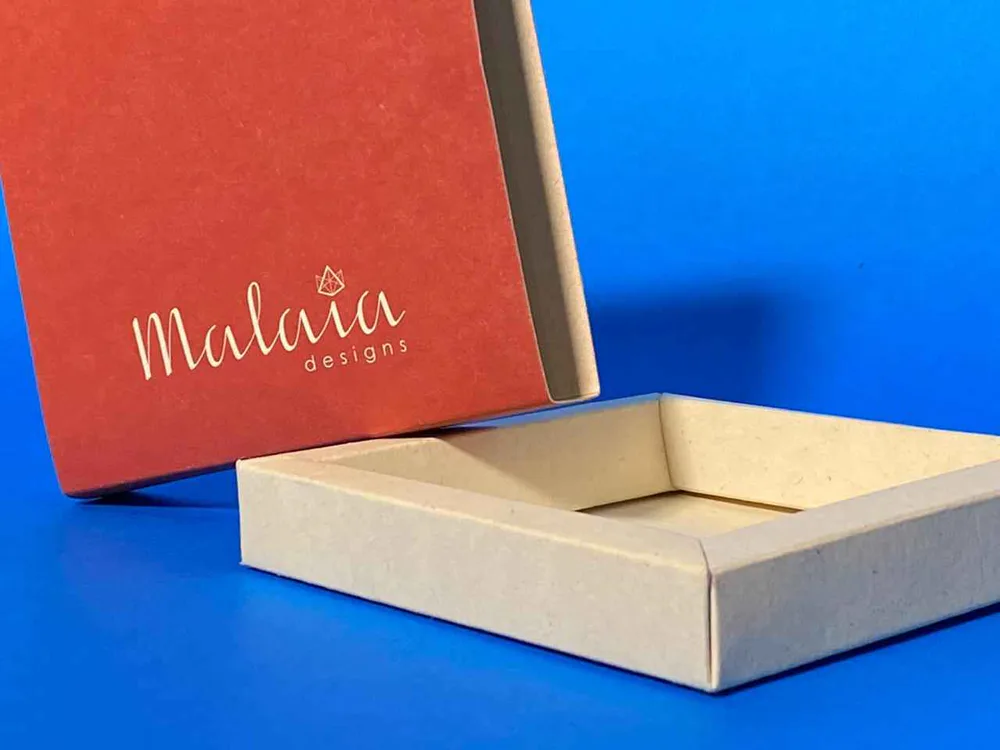 Caja abierta con base natural y tapa exterior roja
